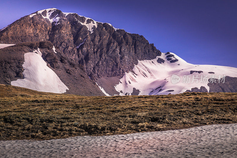 在瓦诺瓦兹的雪顶高山景观，靠近波恩维尔-sur- arc -法国阿尔卑斯山